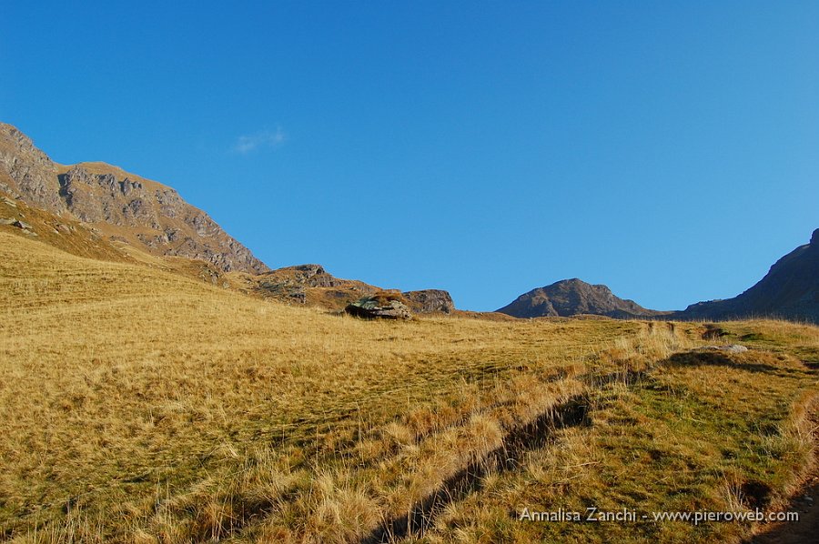 02 In salita dalla conca di Mezzeno verso il passo.JPG